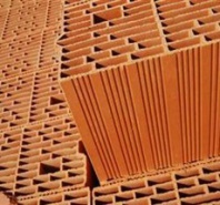 Преимущества керамических блоков по сравнению с кирпичом, такие как более высокая теплоизоляция и легкий вес.